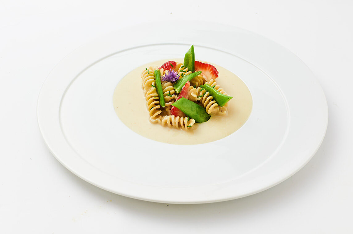 Fusilli ai cannellini affumicati, taccole e fragole