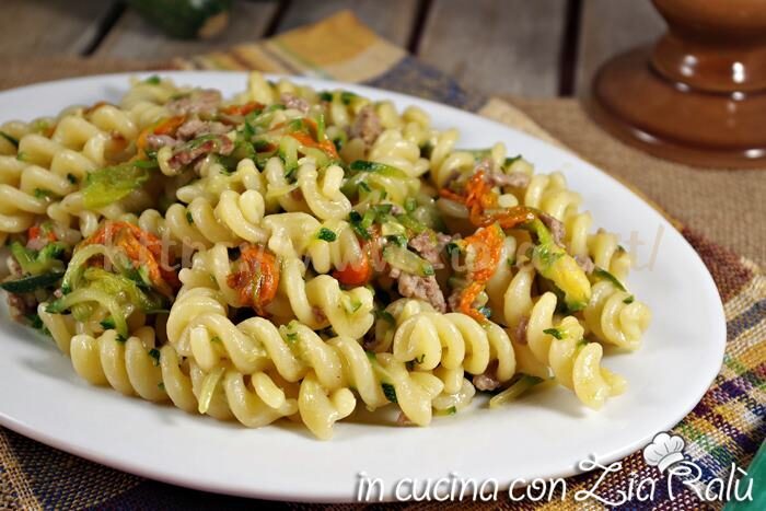 Fusilli ai fiori di zucca e carne in bianco
