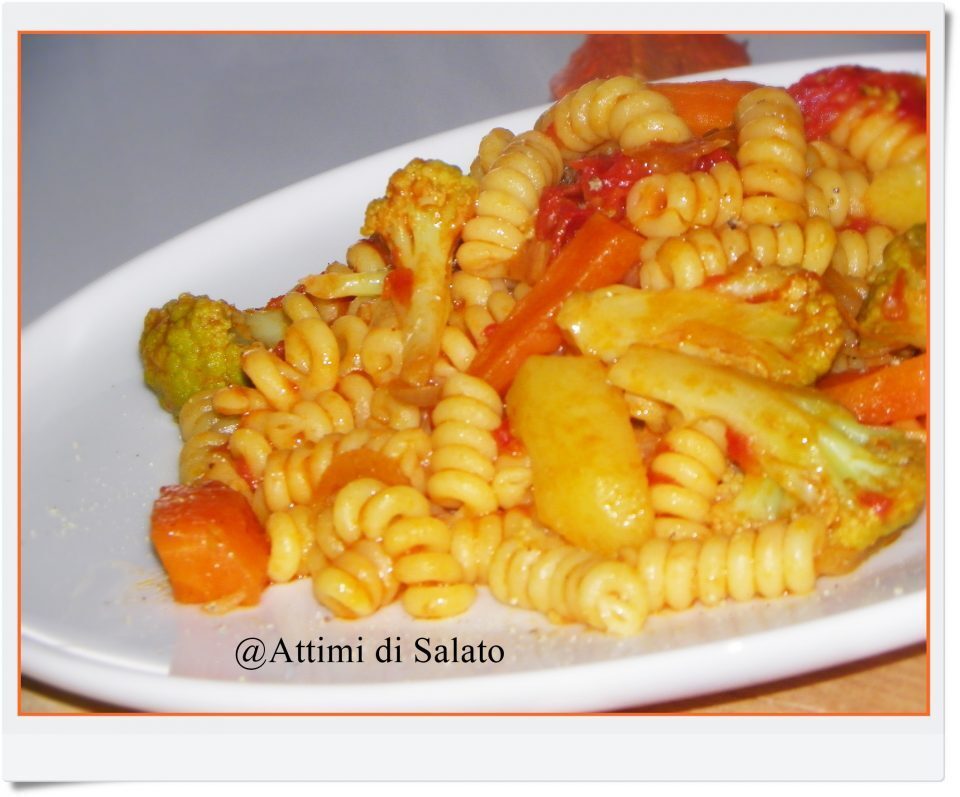 Fusilli bucati alle verdure con pomodoro