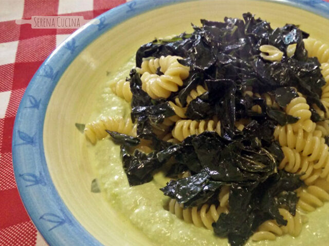 Fusilli con cavolo nero su crema verde di formaggi fusi
