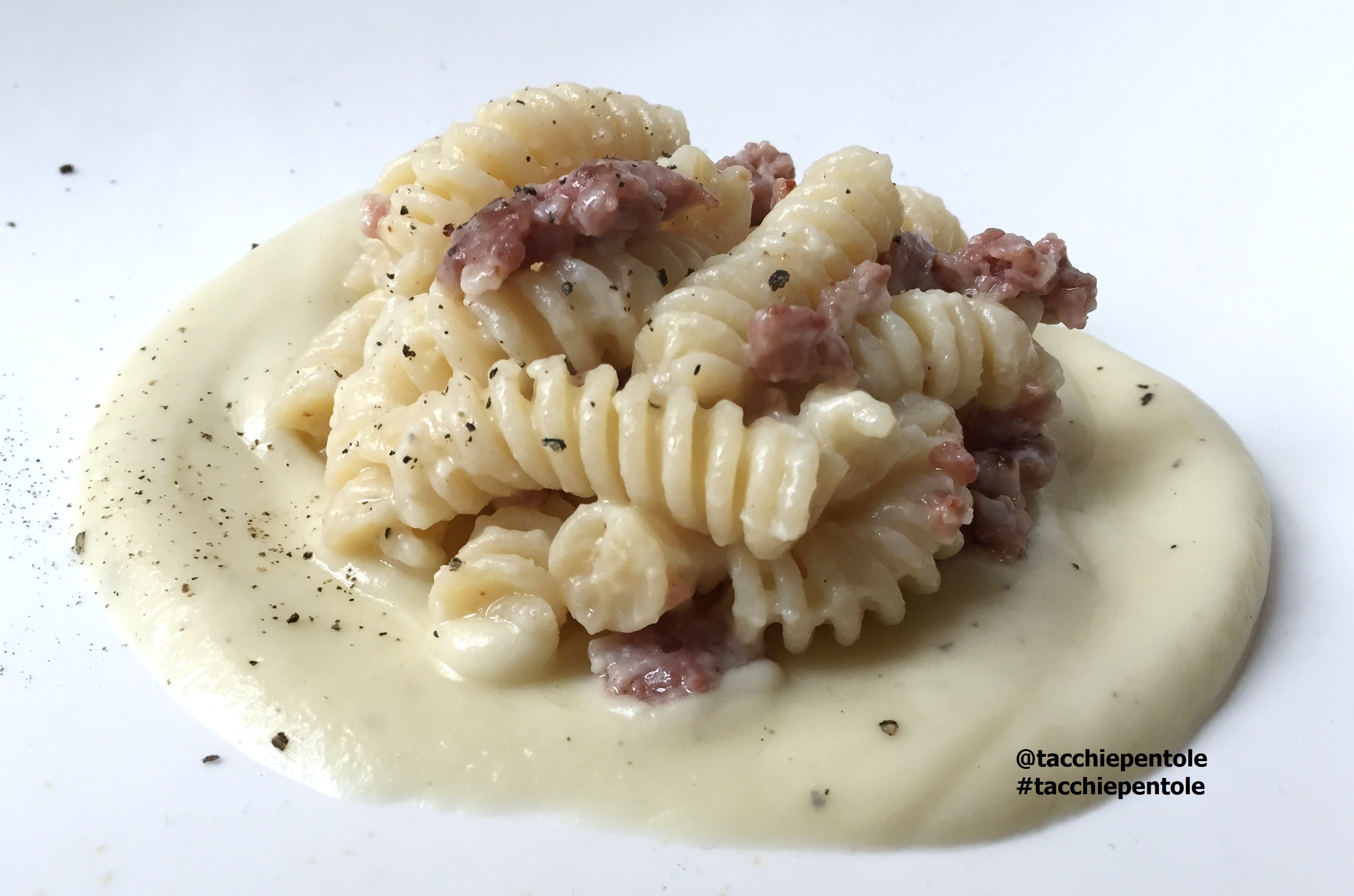 Fusilli con crema di cavolfiore e salsiccia