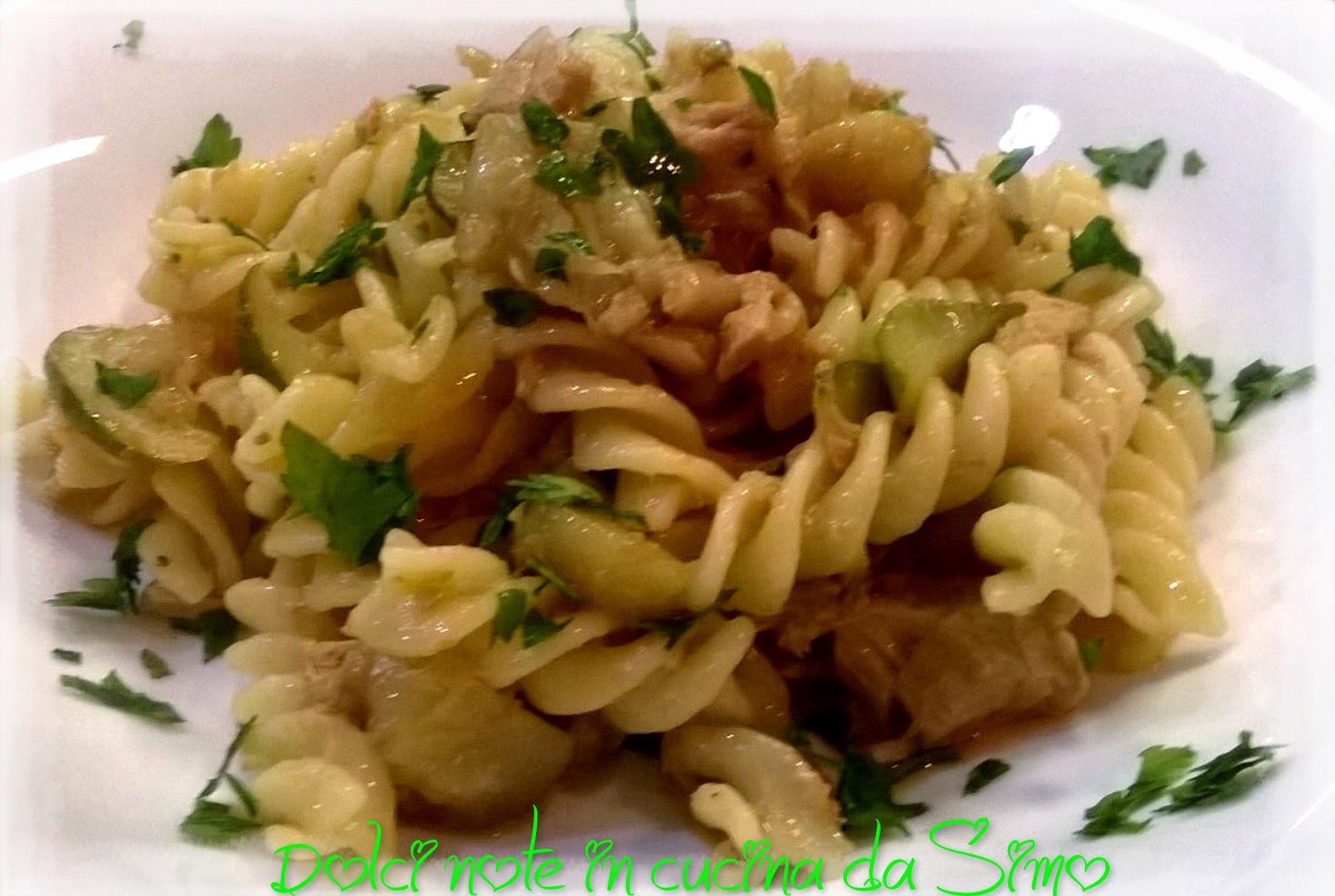 Fusilli con melanzane zucchine e tonno