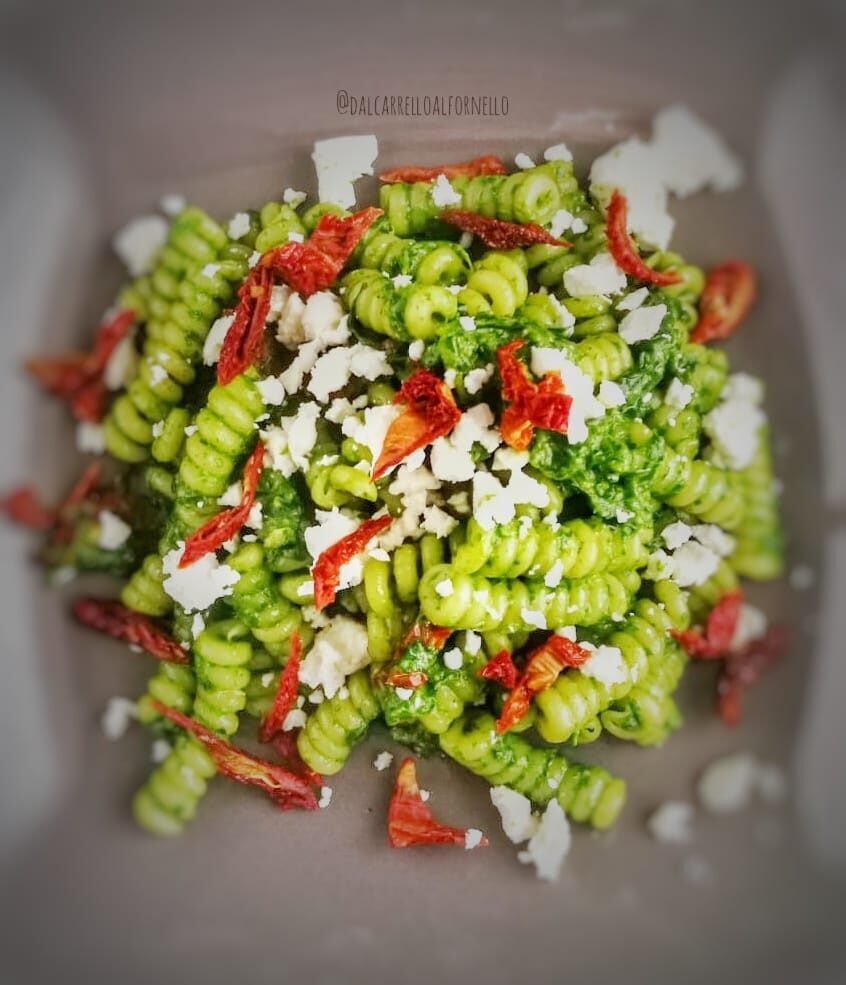 Fusilli con pesto di rucola, pomodori secchi e feta