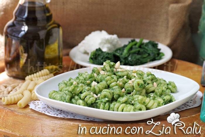 Fusilli con pesto di spinaci feta e pinoli