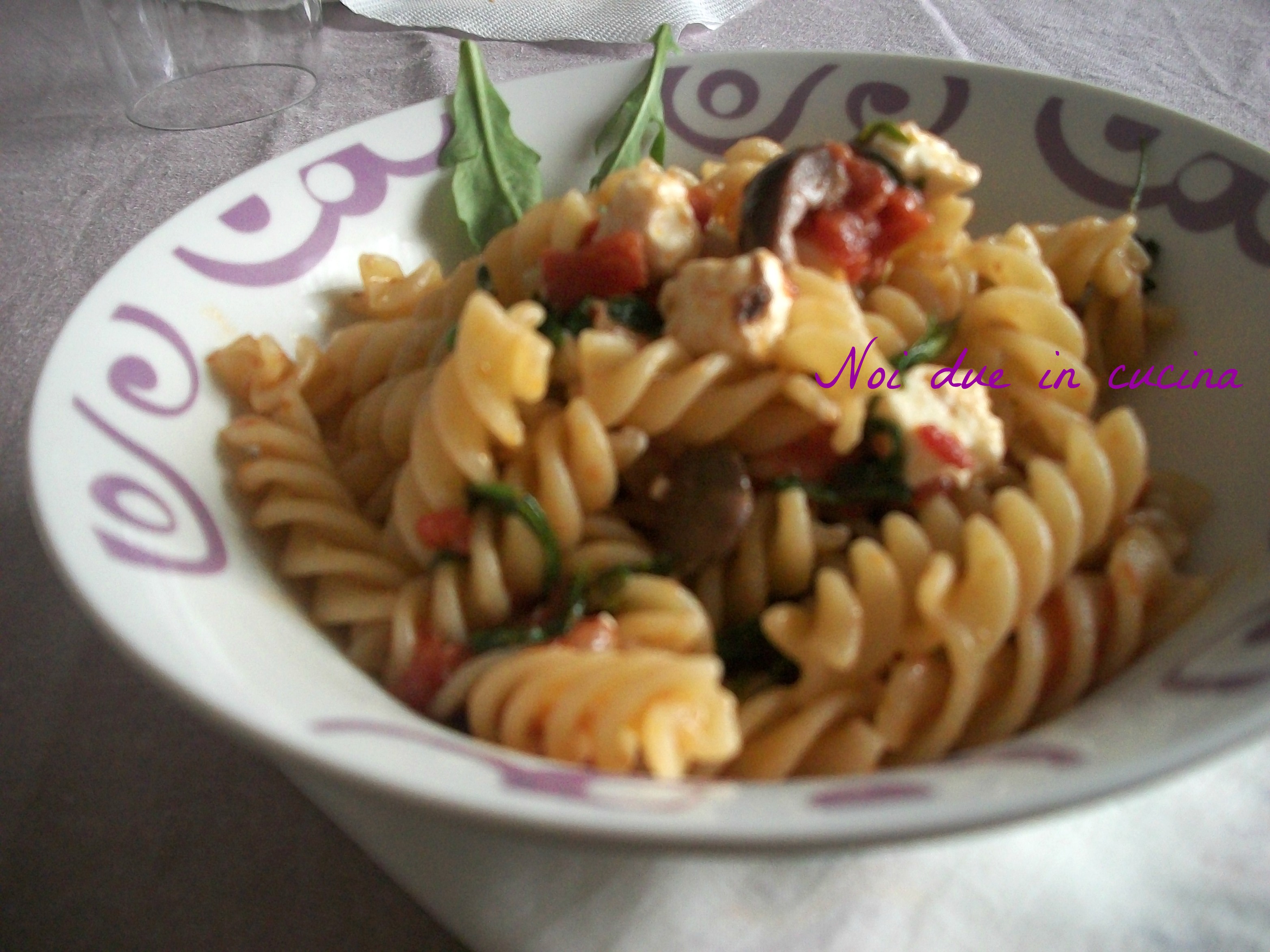 Fusilli con pomodori rucola e feta