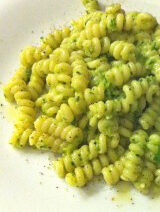 Fusilli di pasta fresca al pesto di rucola