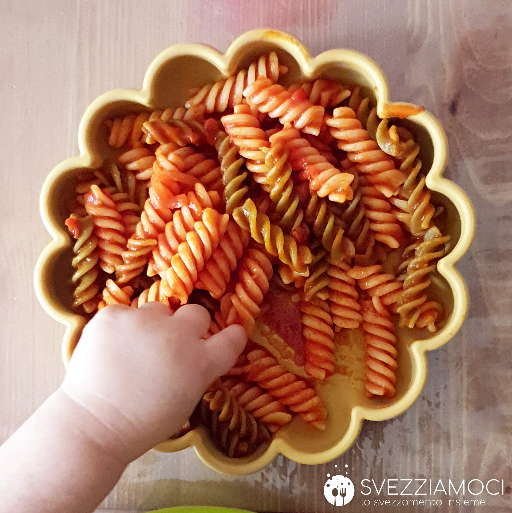 Fusilli e fusilli di piselli al sugo