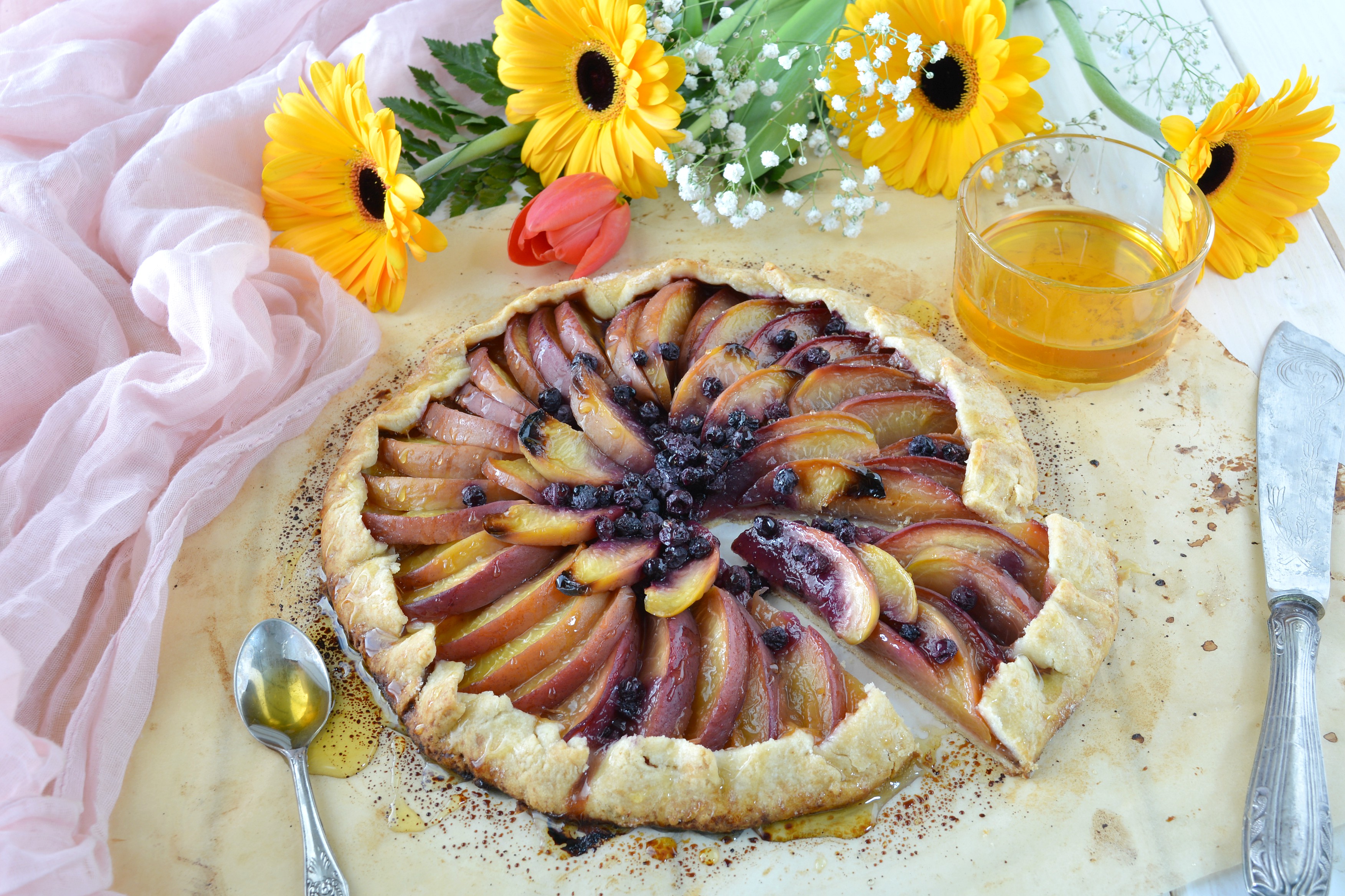 Galette alle pesche e mirtilli con cuore cremoso