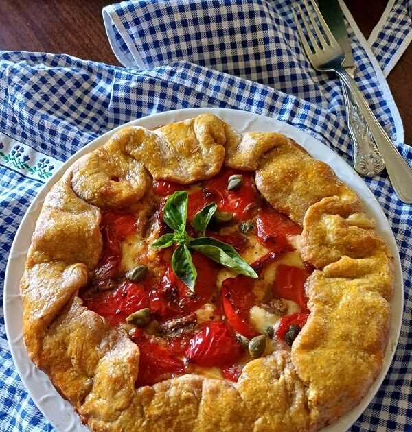 Galette con peperoni, alici, tometta e capperi