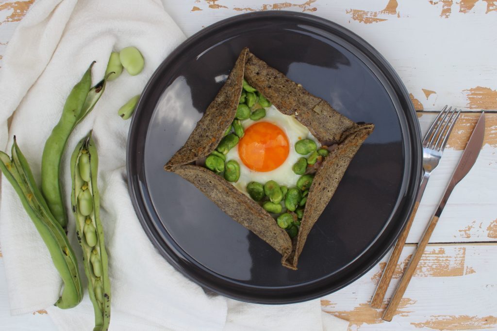 Galette rustica con fave e uovo al tegamino