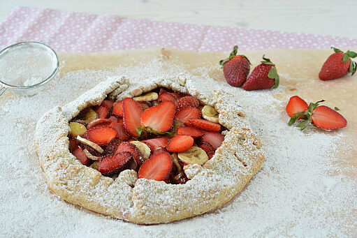Galette rustica di fragole e banane