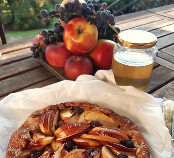 Galette semi integrale con amaretti ubriachi, mele e uva fragola