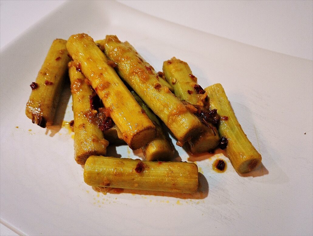Gambi di carciofi con aglio e limone