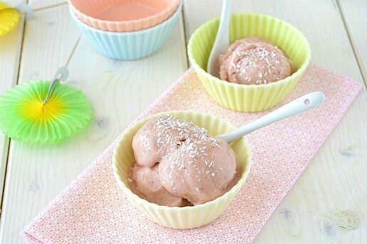 Gelato alla banana e fragole al cocco senza gelatiera