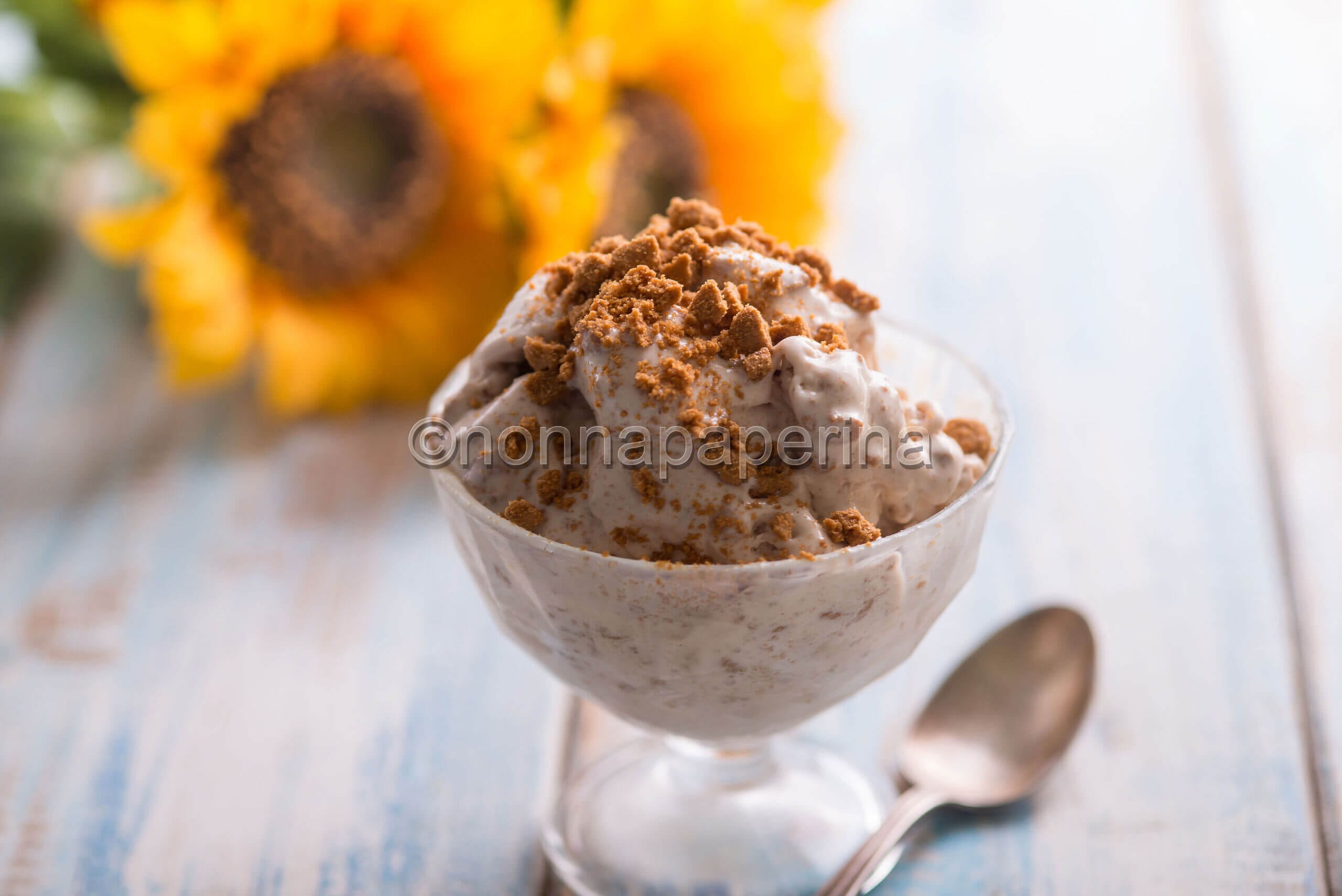 Gelato alla nocciola con biscotti sbriciolati, una delizia!