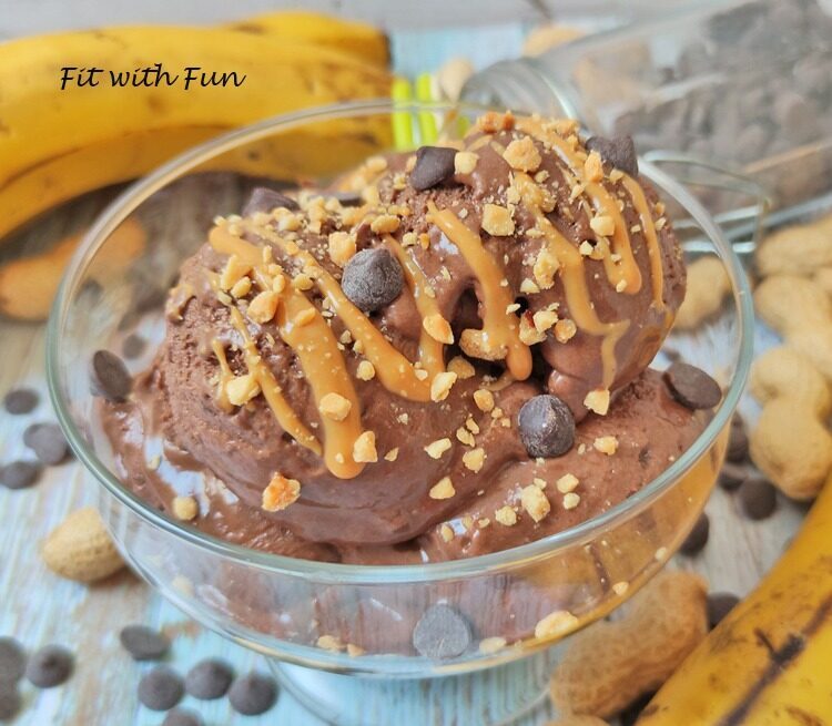 Gelato fit burro di arachidi e cioccolato con topping goloso