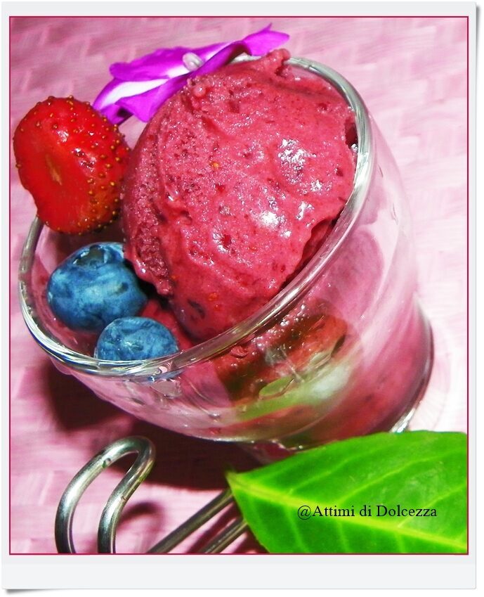 Gelato fragole e mirtilli