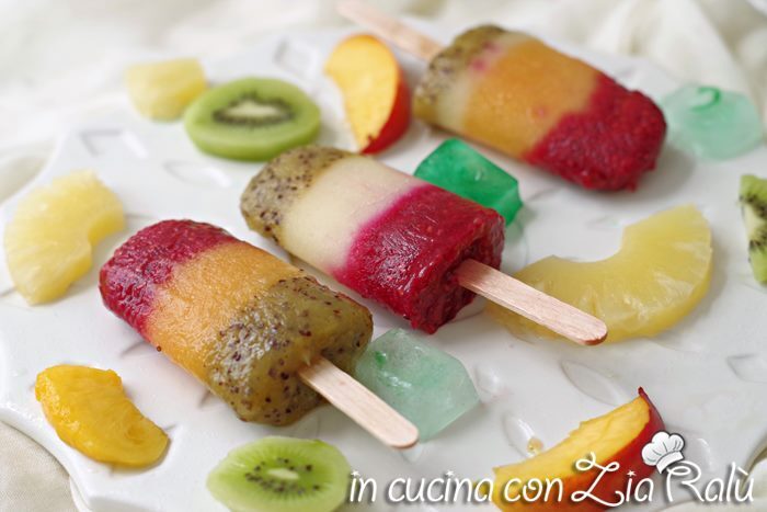Ghiaccioli alla frutta fresca colorati