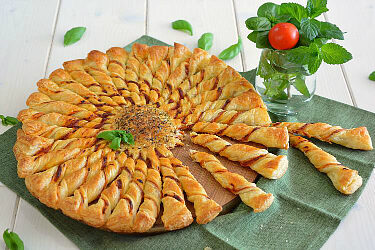 Girasole di pasta sfoglia gusto pizza
