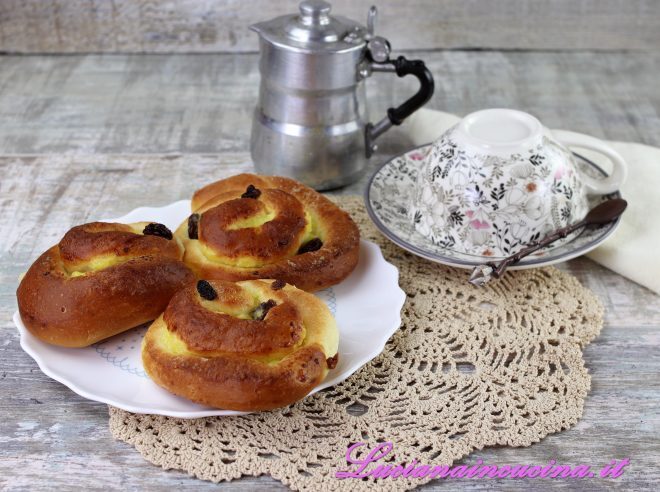 Girella dolce con crema e uvette