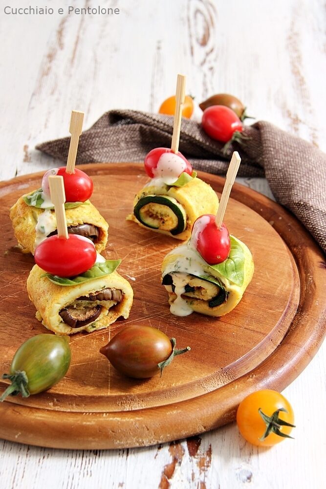 GIRELLE DI FRITTATA ALLE ERBE FINI MINCIDELICE CON VERDURE GRIGLIATE E SALSA ALLO YOGURT