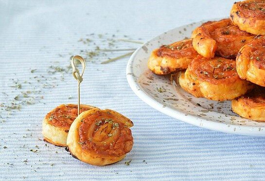 Girelle di pasta sfoglia gusto pizza
