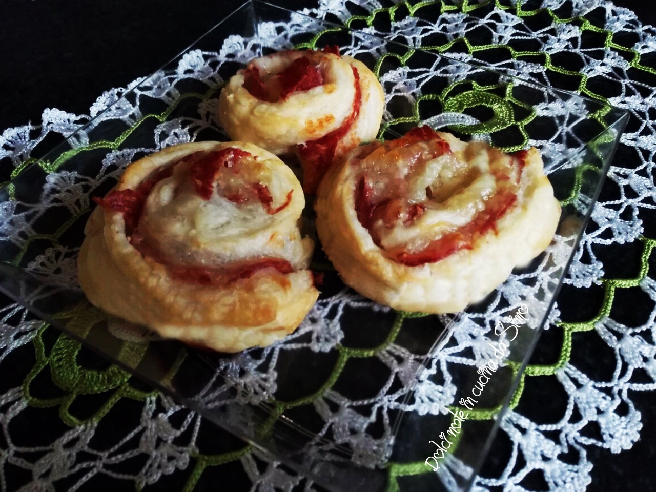 Girelle di sfoglia con salame e mozzarella