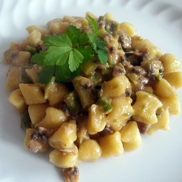 Gnocchetti allo zafferano con lupini e asparagi