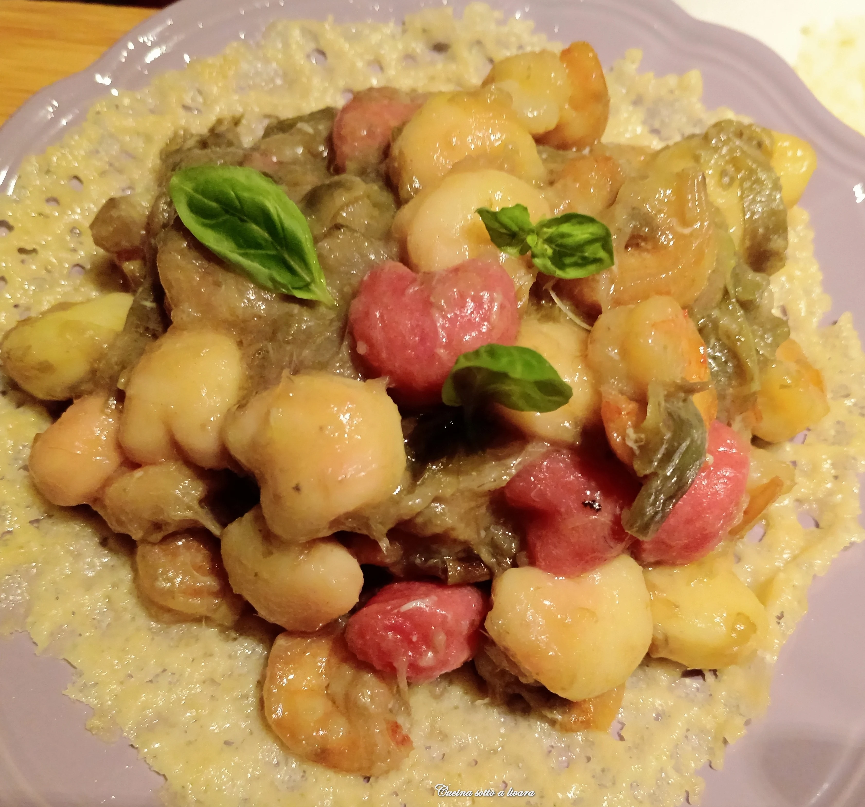 Gnocchetti bicolore  con carciofi e code di mazzancolle su cialde di grana