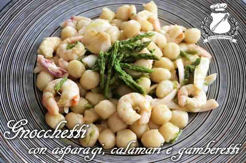 Gnocchetti di farina con asparagi, calamari e gamberetti