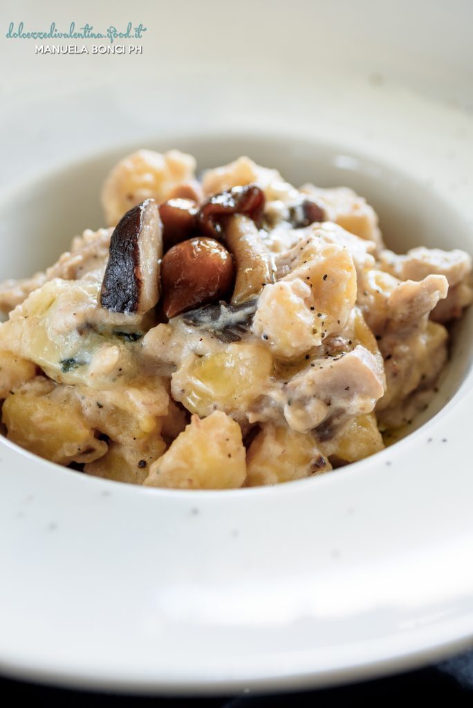 Gnocchi con crema di castagne, funghi e gorgonzola