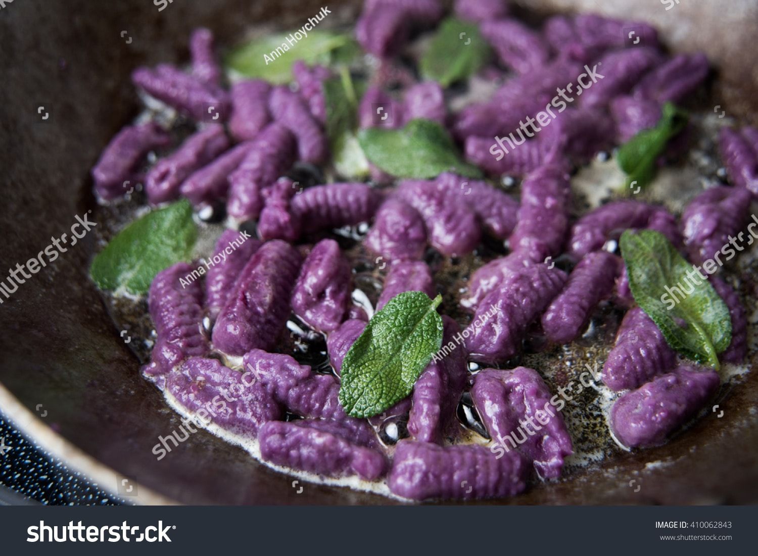 Gnocchi di patate a pasta viola vegetariani e vegan