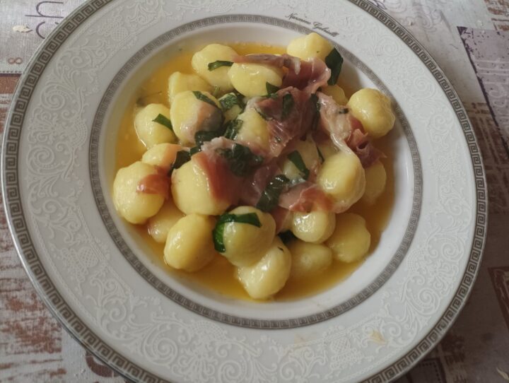 Gnocchi di patate al basilico e prosciutto crudo