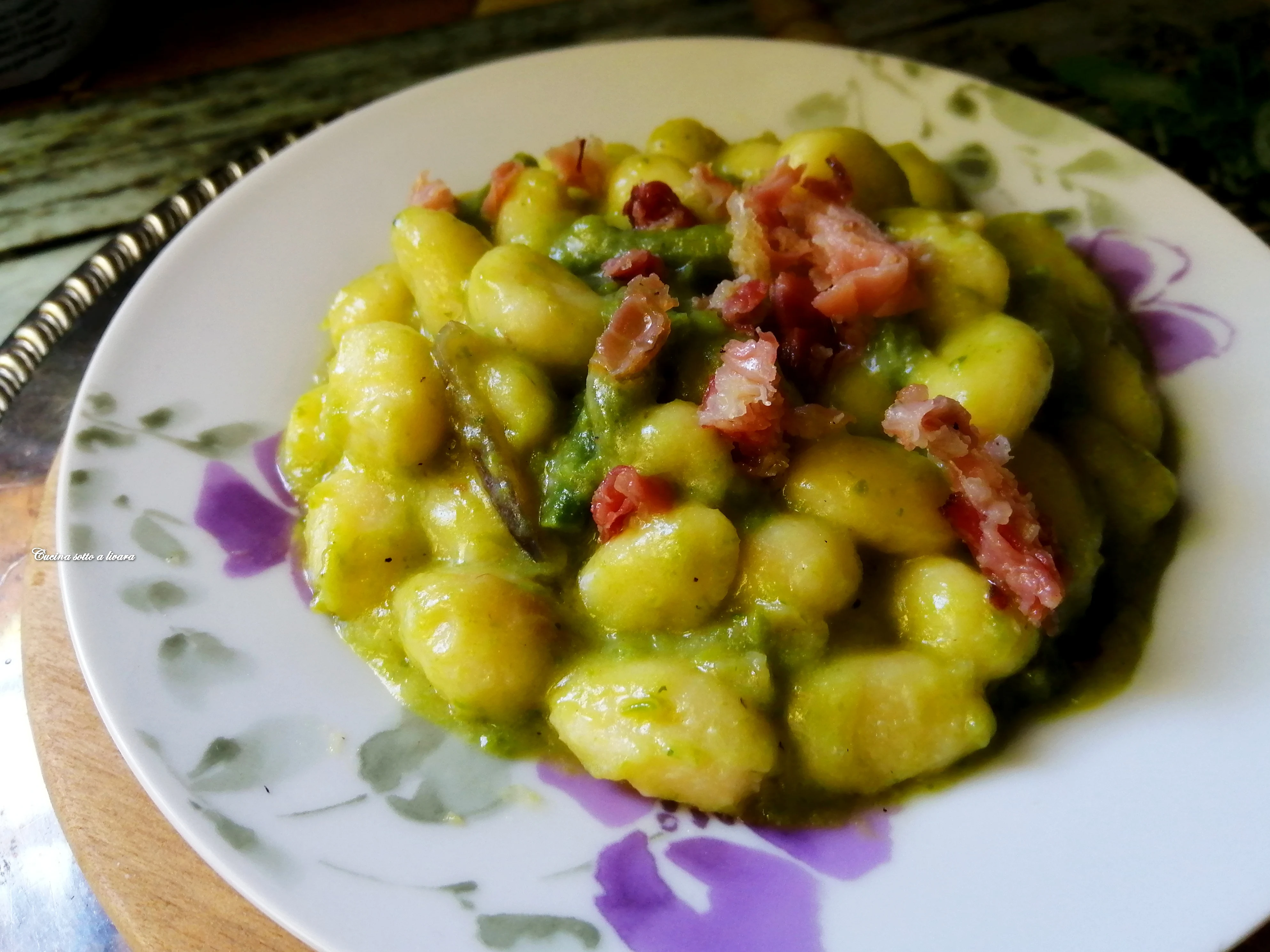 Gnocchi di patate alla crema di asparagi e speck