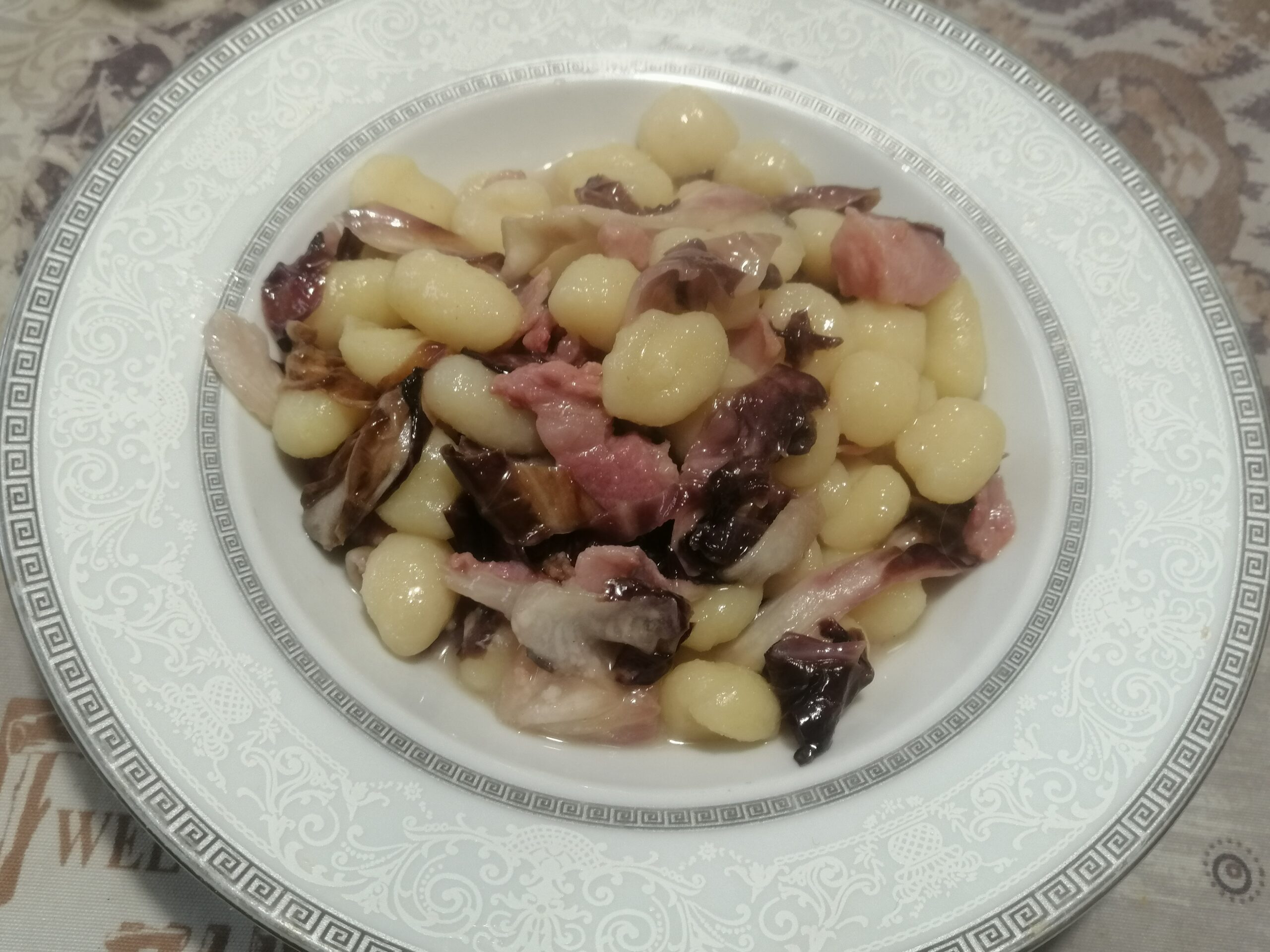 Gnocchi di patate alla gricia con radicchio