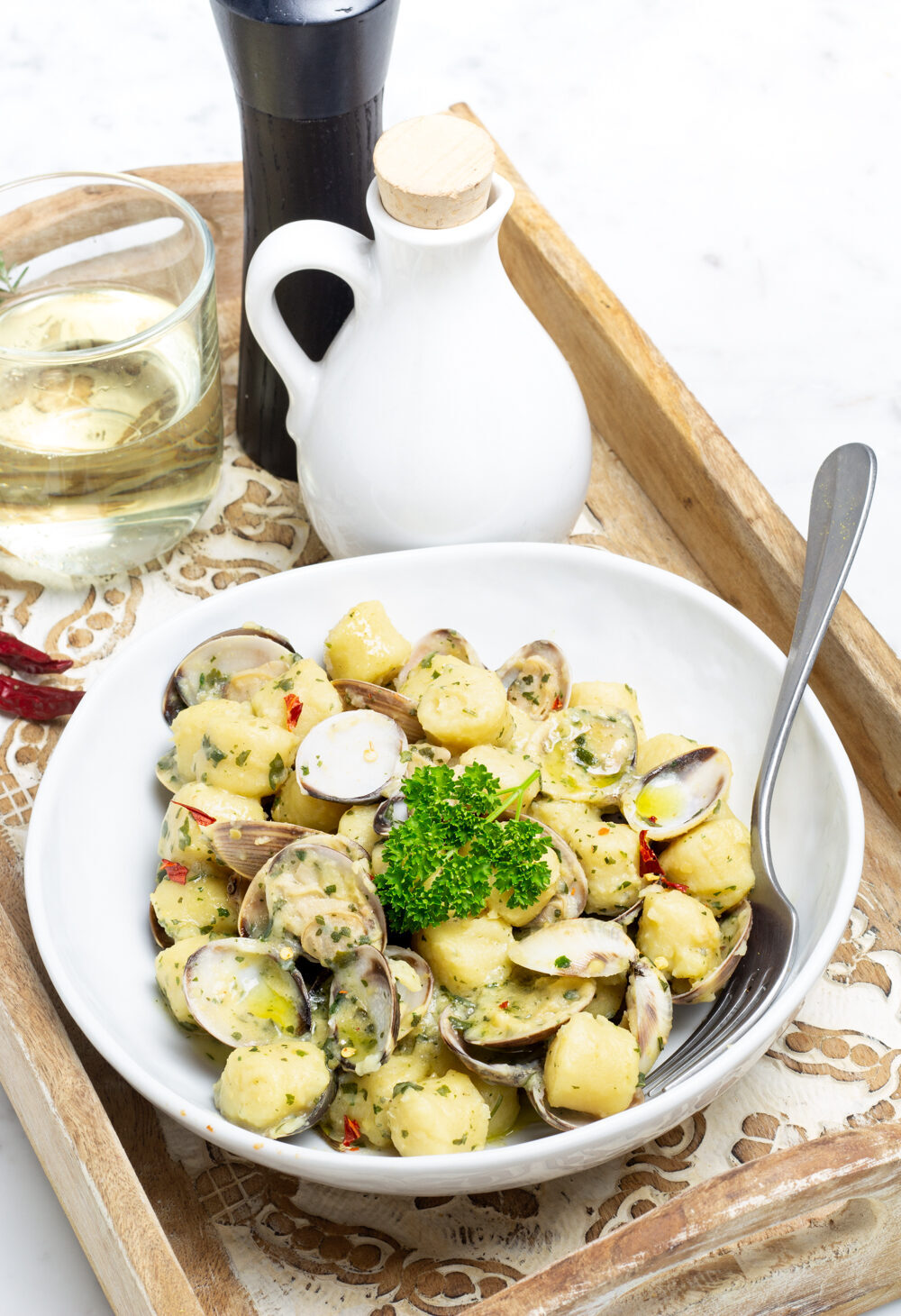 Gnocchi di patate con crema di ceci al rosmarino e vongole veraci