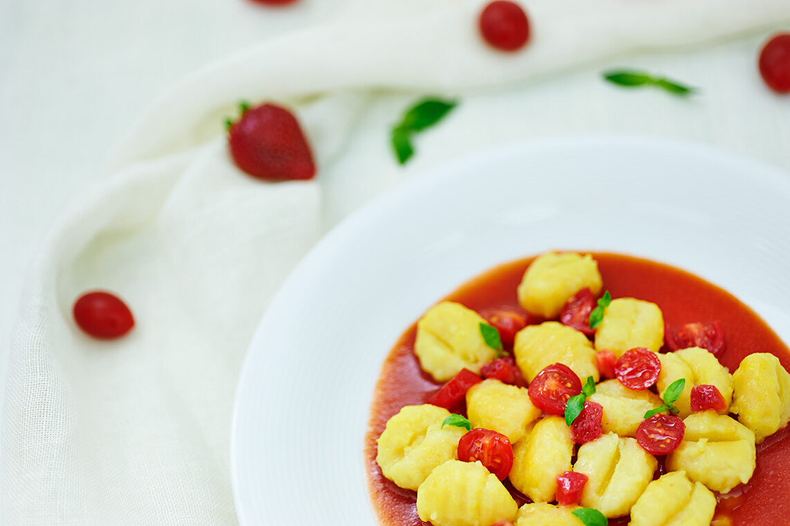 Gnocchi di patate con pomodorini e fragole