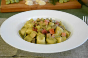Gnocchi di ricotta e finocchietto selvatico con fave e speck