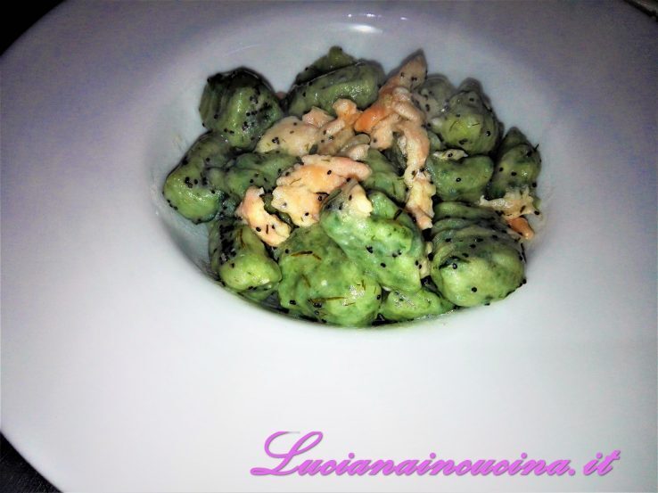 Gnocchi di ricotta e spinaci al salmone e vodka