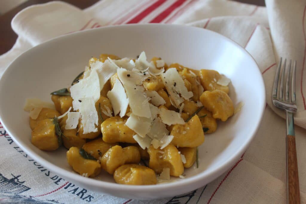 Gnocchi di zucca e patate alle erbe aromatiche