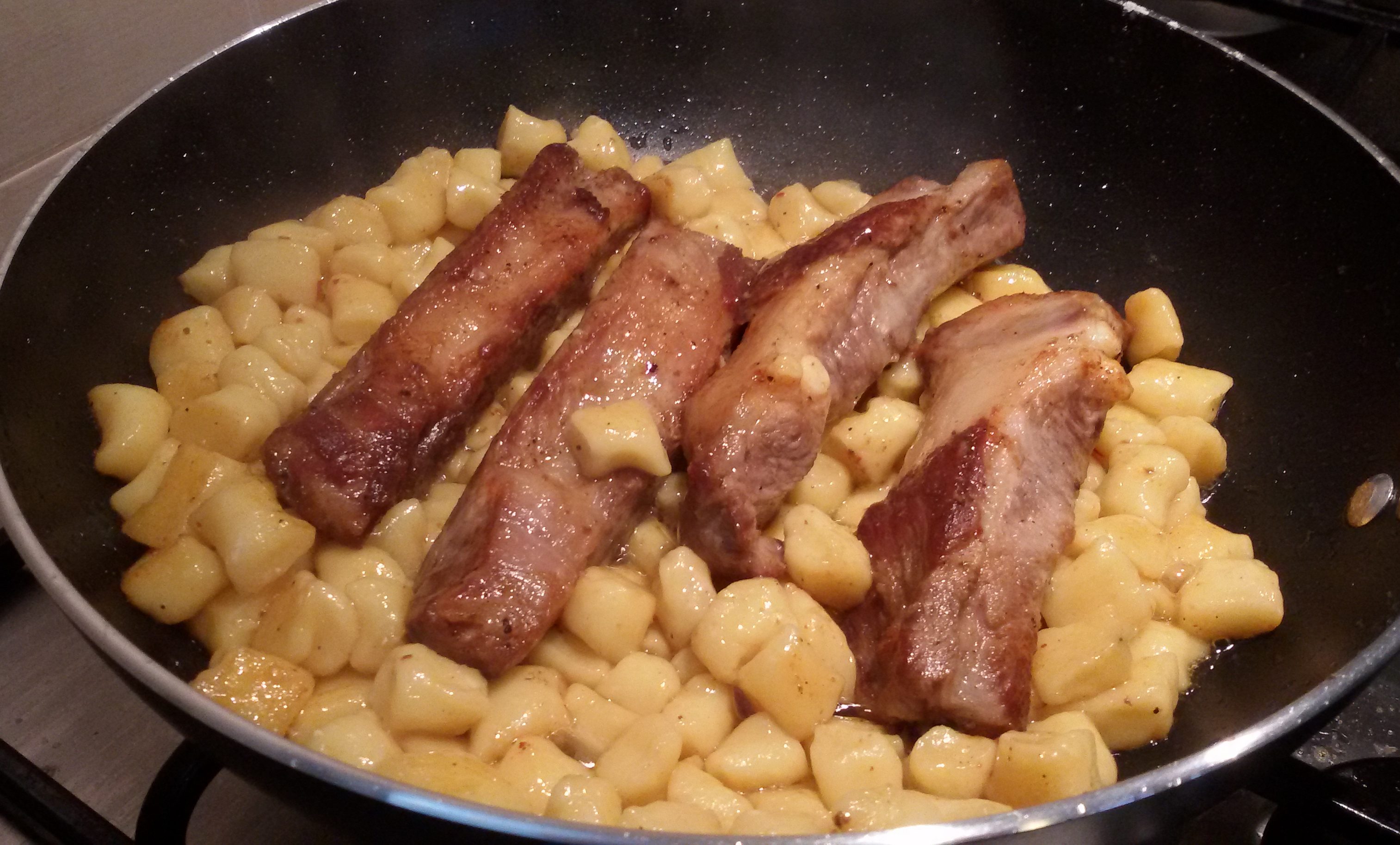 Gnocchi e costine di maiale