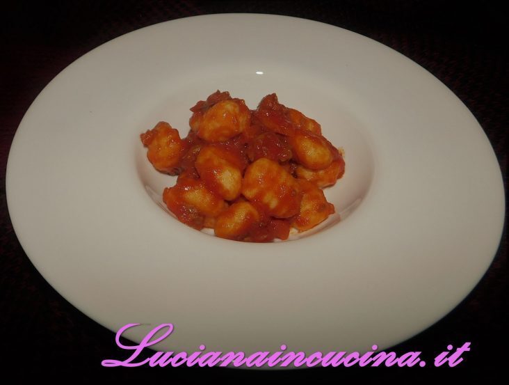 Gnocchi senza patate al sugo di salsiccia