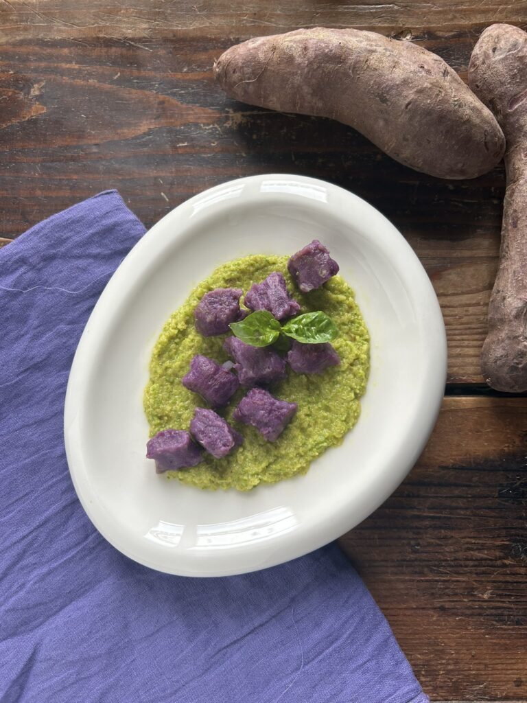 Gnocchi viola su pesto di zucchine