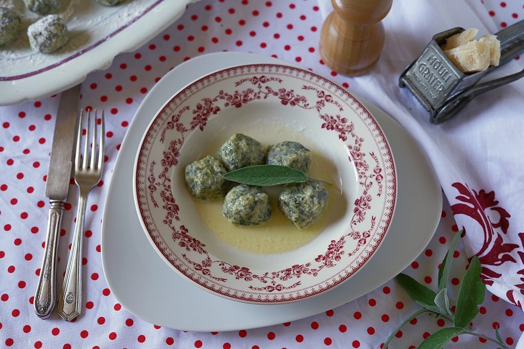 Gnudi con erbe cotte di campo