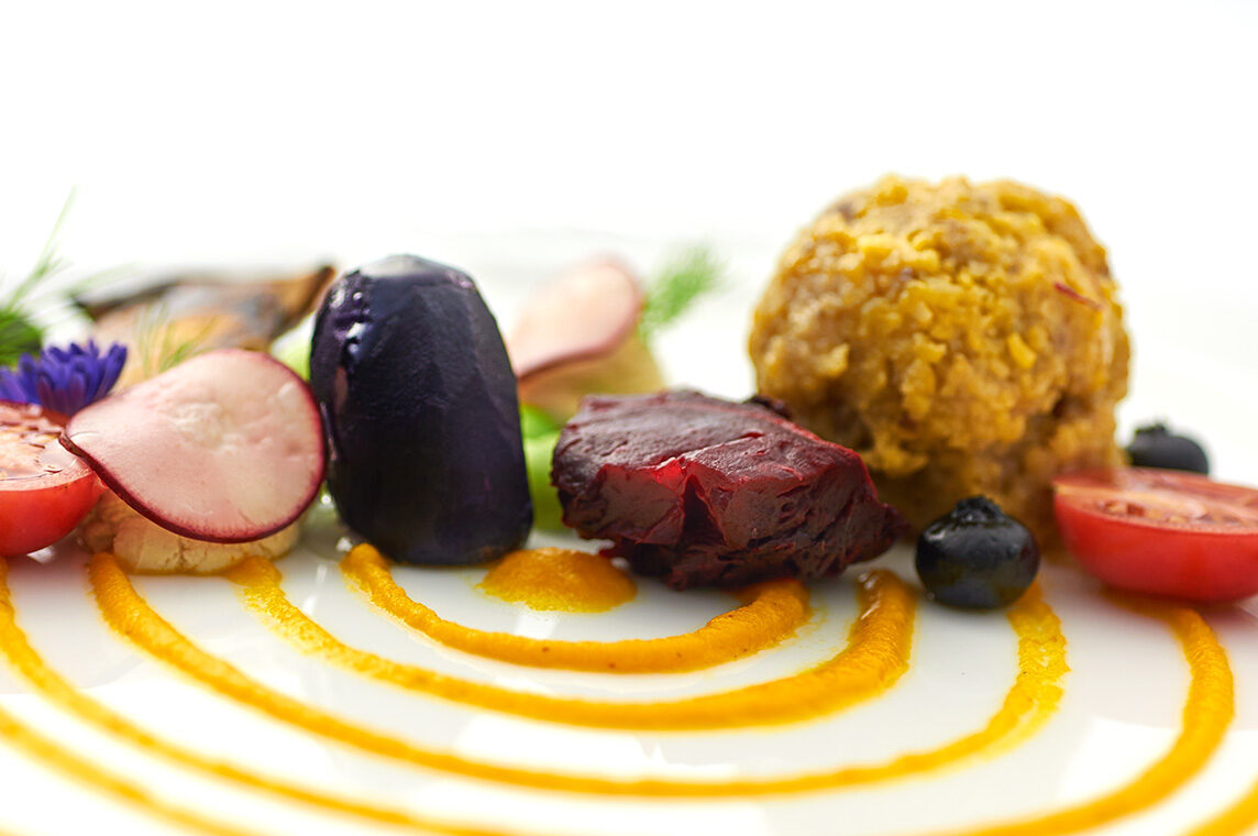 Gramigna – miglio con edamame, salsa di carote alla senape e barbabietola al sale