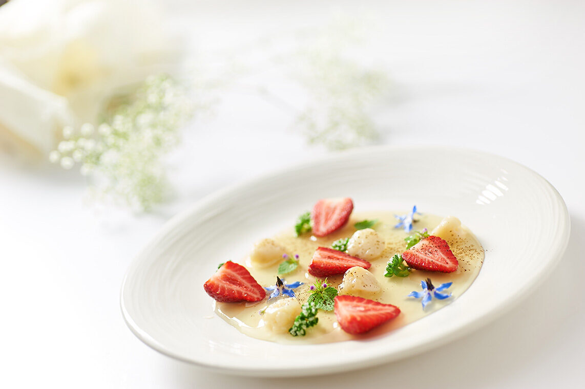 Grandine – crema di yogurt allo zenzero, salsa di verbena e fragole al caffè