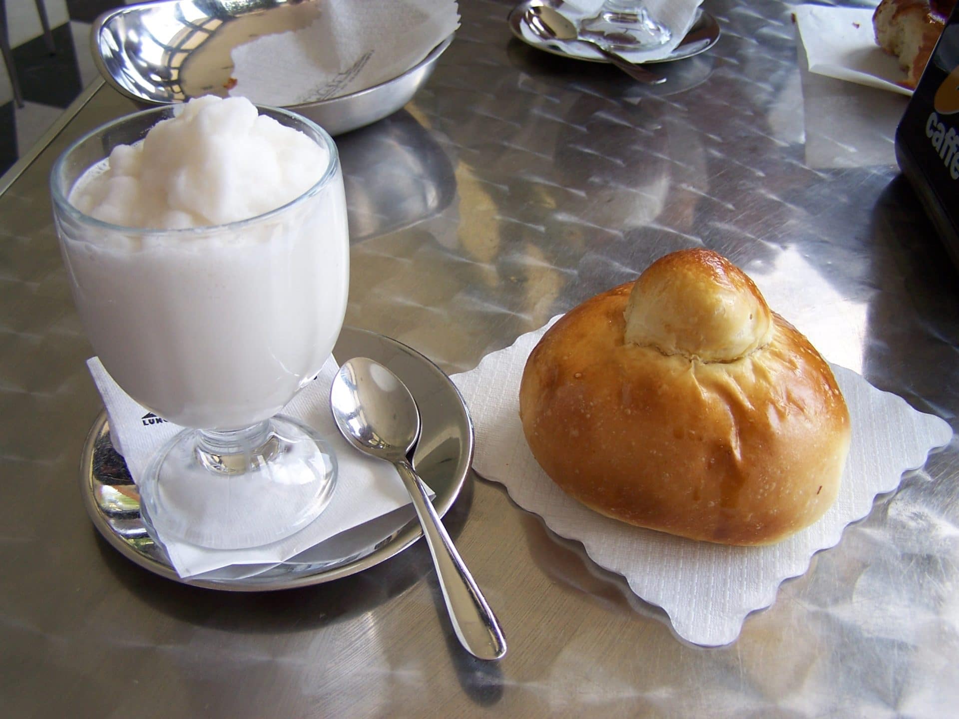 Granita siciliana storia e tradizione della colazione con brioche con tuppo