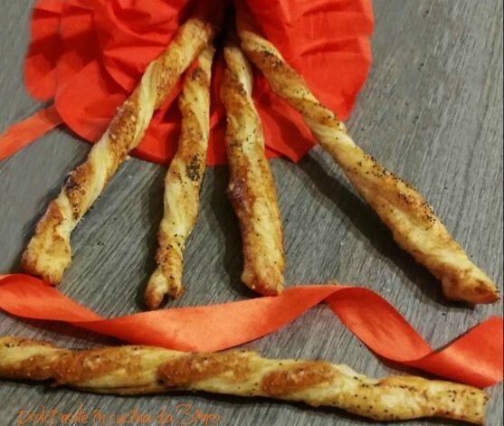 Grissini di sfoglia con parmigiano e semi di papavero
