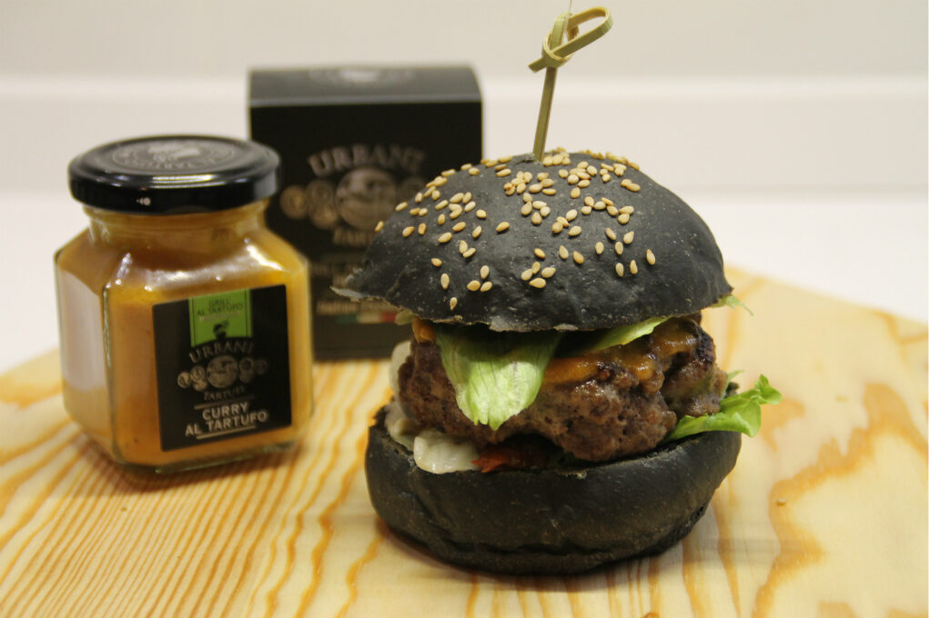 Hamburger di cinghiale con salsa curry al tartufo