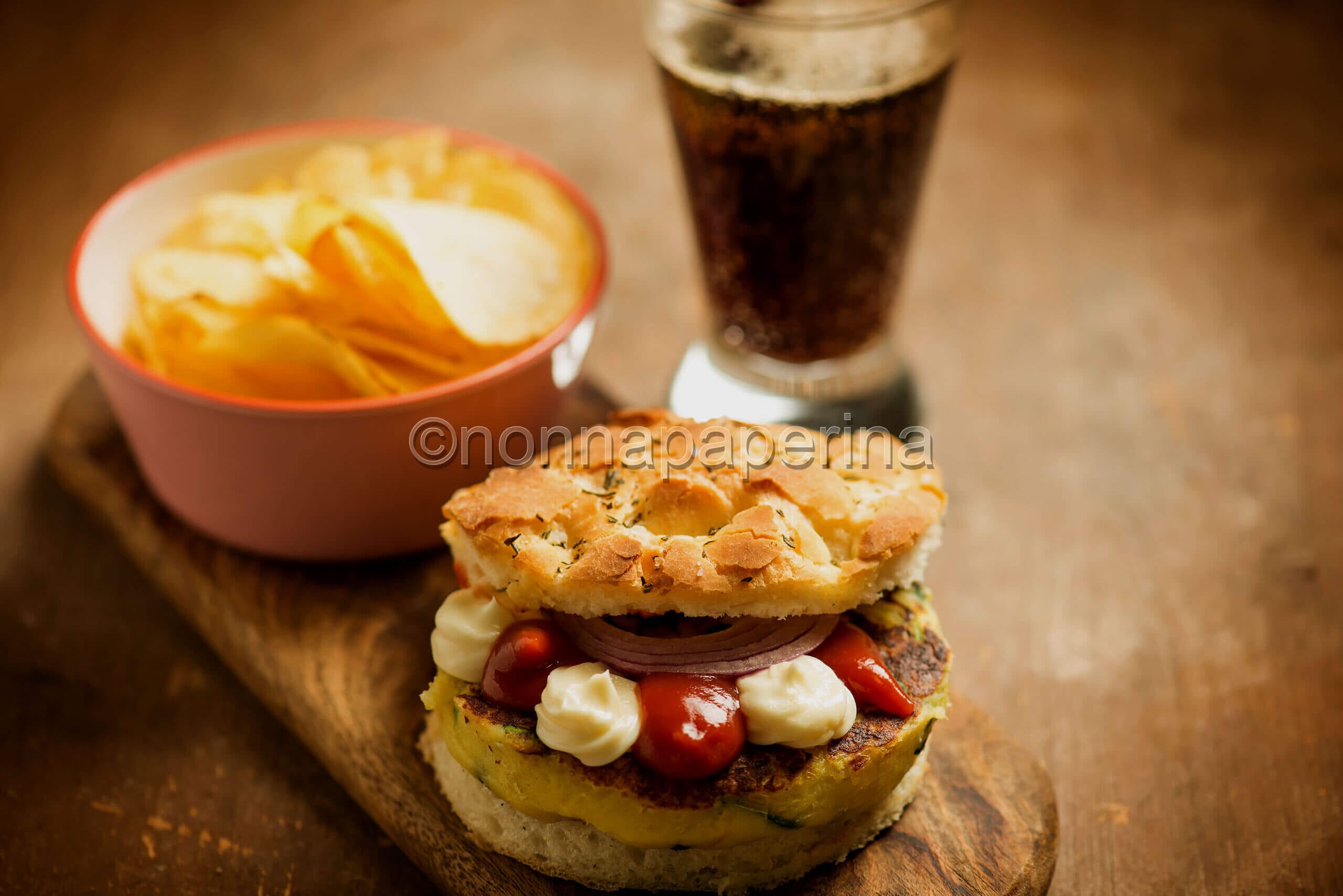 Hamburger di patate con porri e zucchine, un burger vegetale